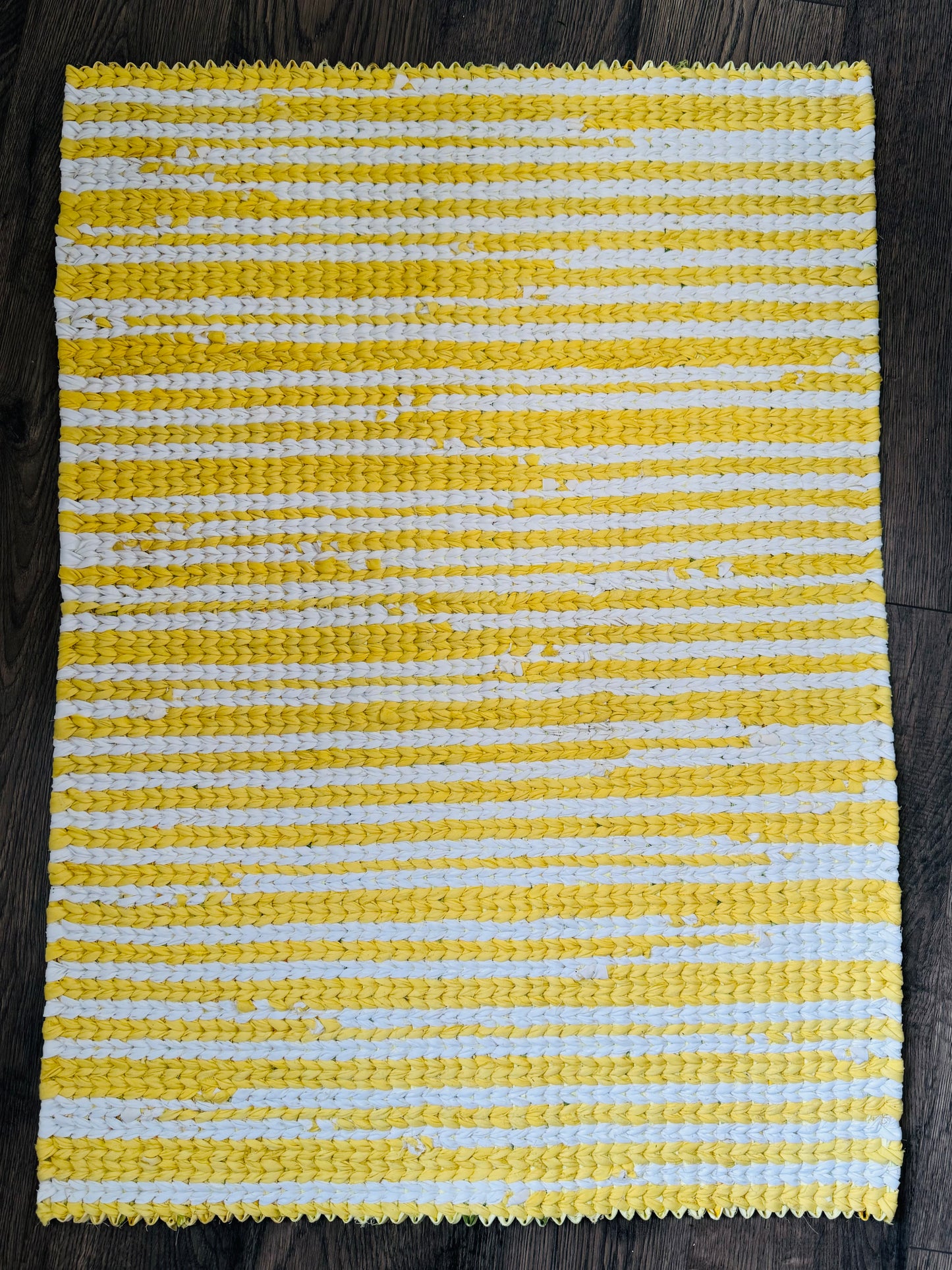 Accent Rug: Yellow and White