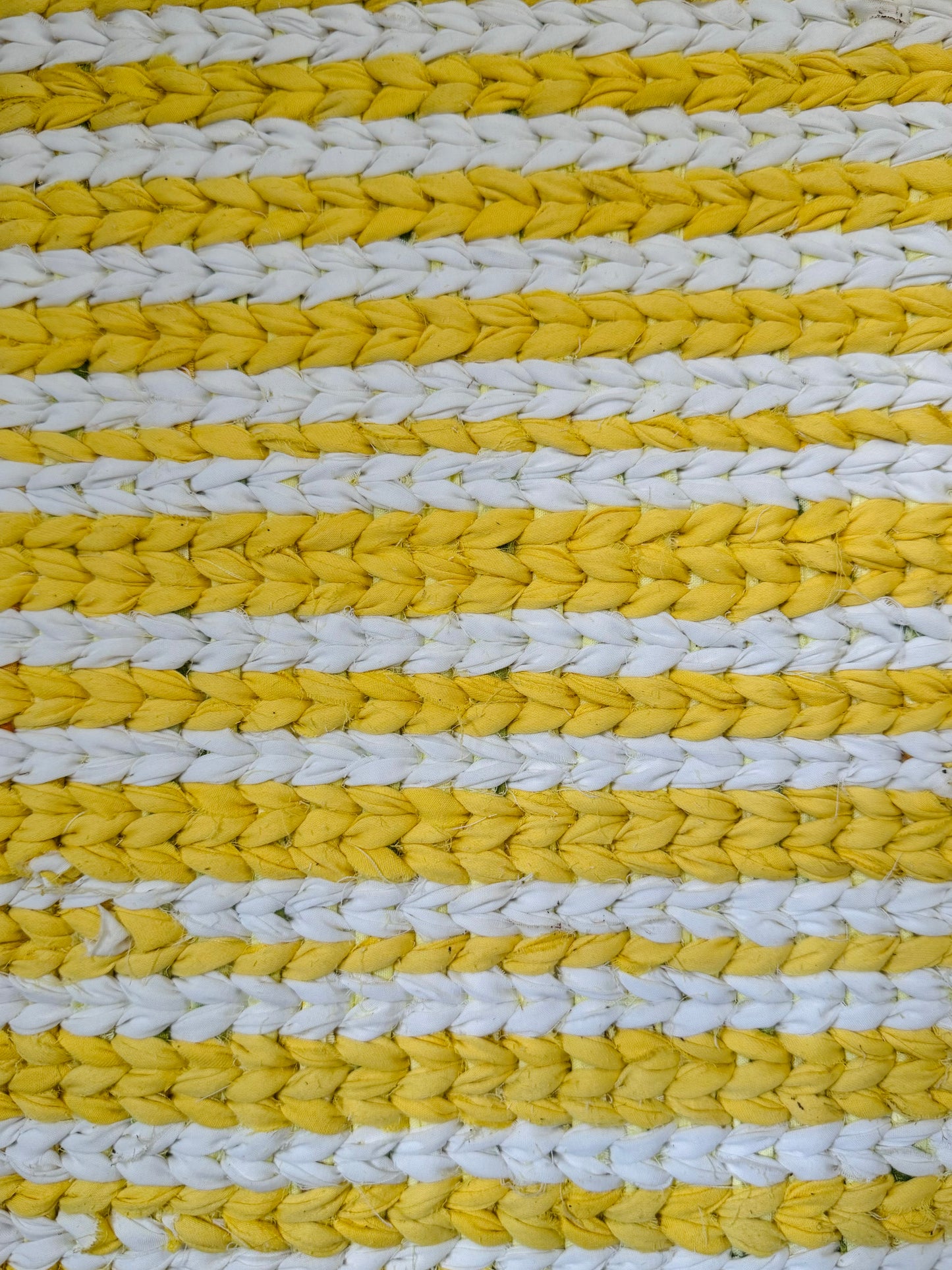 Accent Rug: Yellow and White